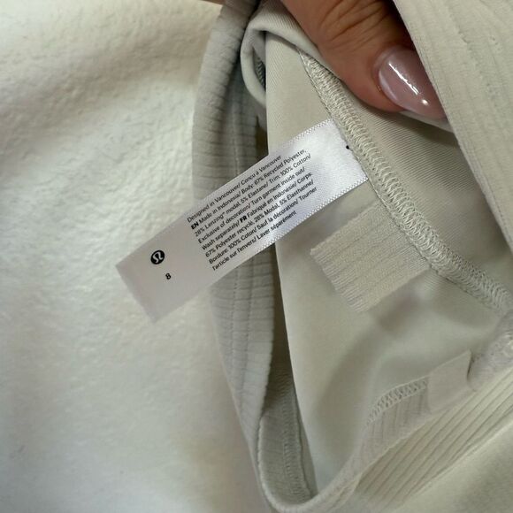 Women’s Lululemon crop top - Picture 4 of 4